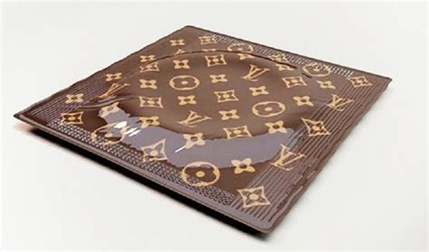 Capote Louis Vuitton : le préservatif de luxe .